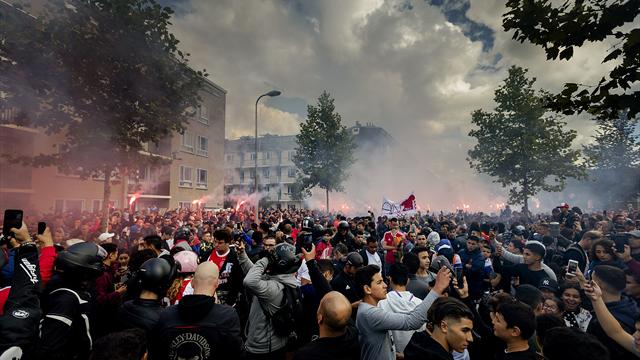 Beeindruckende Szenen in Amsterdam: Traurige Ajax-Fans belagern Nouris Haus