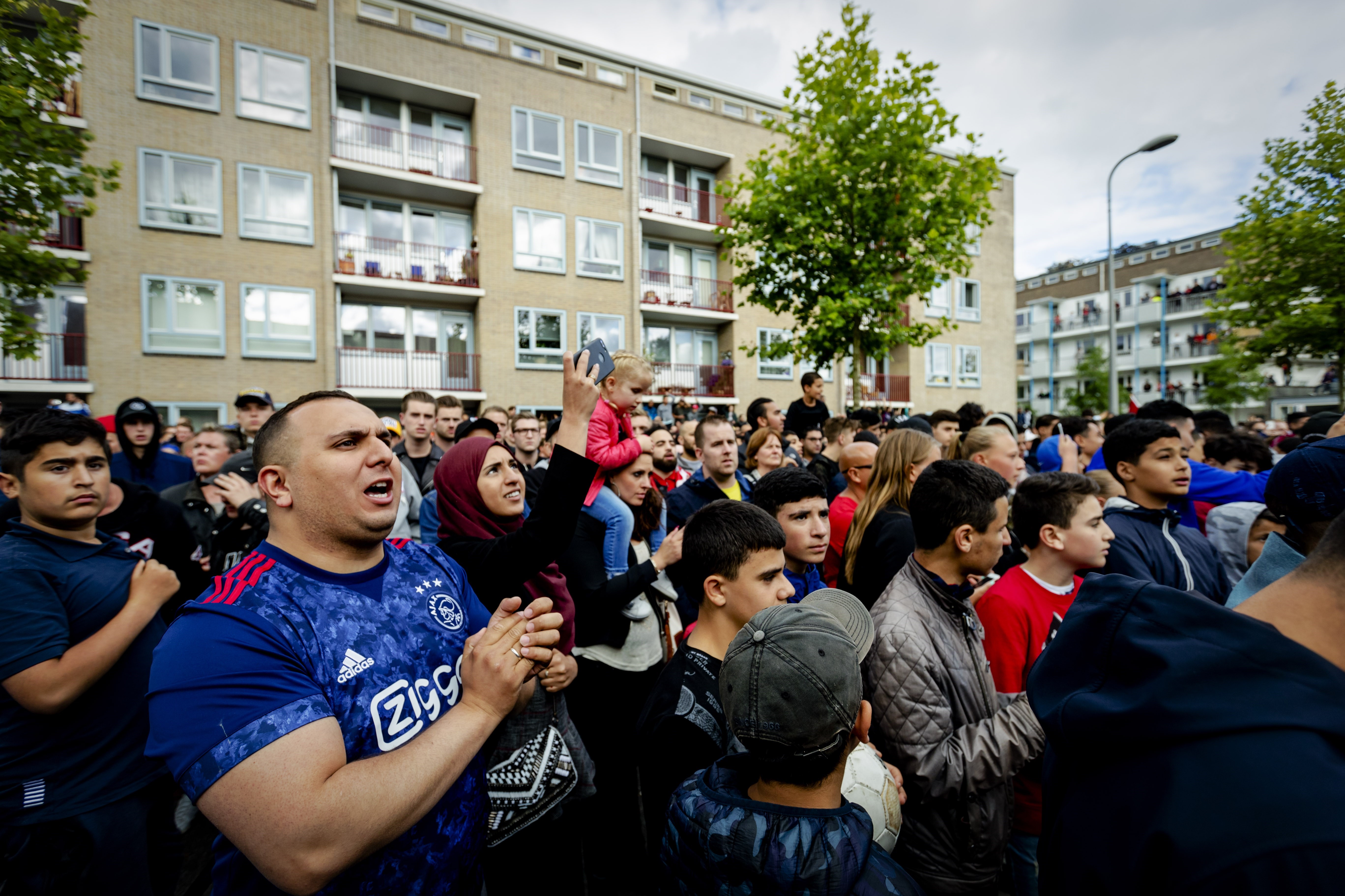 Fans vor dem Haus von Abdelhak Nouri