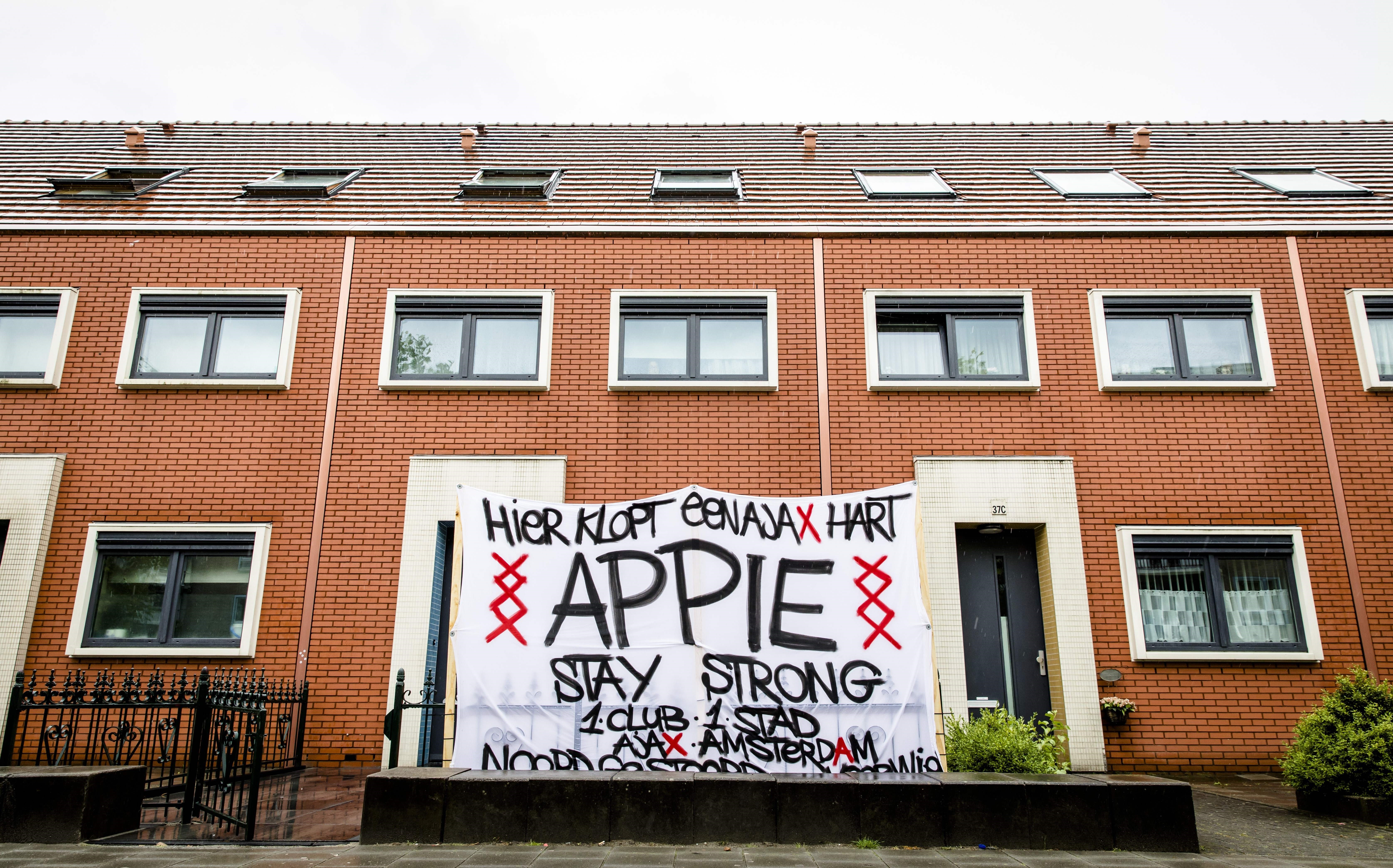Plakat vor dem Wohnhaus von Abdelhak Nouri