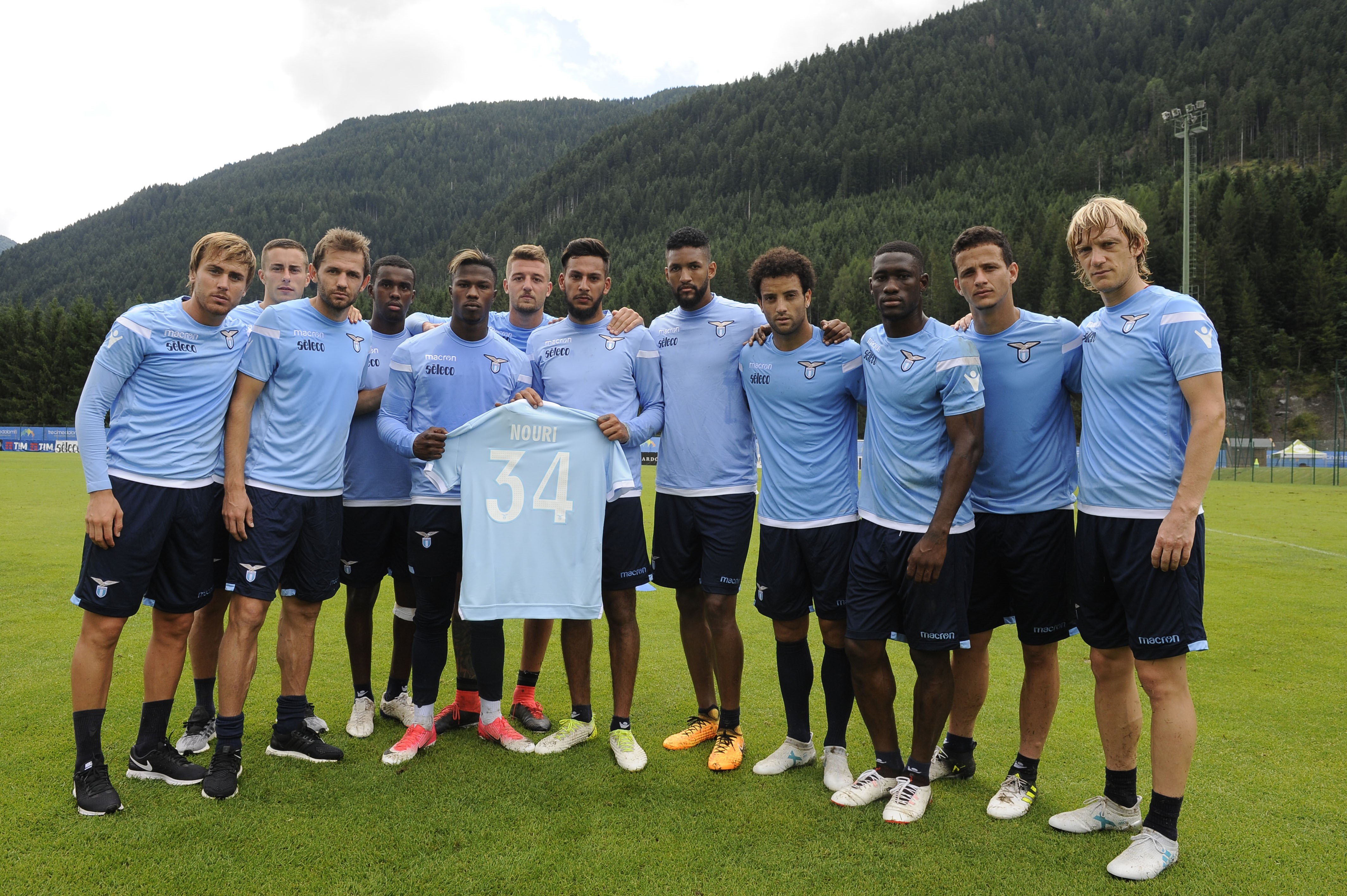 Lazio-Spieler mit einem Trikot von Abdelhak Nouri