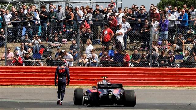 Carlos Sainz, decepcionado por retirarse en la primera vuelta "por un problema ajeno"
