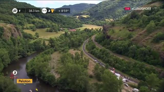 Chris Froome changes bike under pressure Chris Froome changes bike under pressure