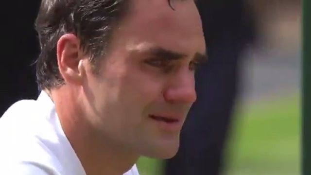 Federer vede i gemellini in tribuna e piange di commozione: l'emozione del campione