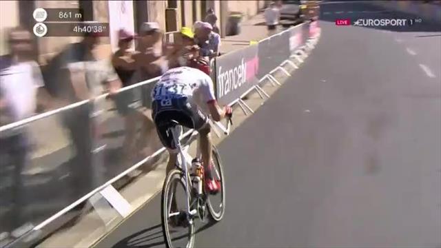 Bauke Mollema alza braccia al cielo a Le Puy en Velay. Froome tiene la gialla Bauke Mollema alza braccia al cielo a Le Puy en Velay. Froome tiene la gialla