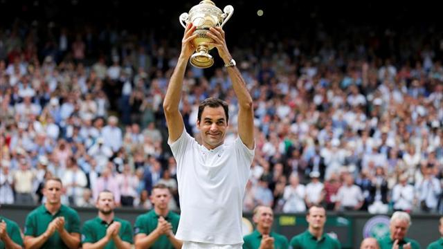 Federer llora en su momento de gloria al ganar por octava vez Wimbledon