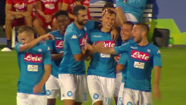 Napoli-Trento 7-0, tutti i gol: la perla è di Chiriches da centrocampo Napoli-Trento 7-0, tutti i gol: la perla è di Chiriches da centrocampo