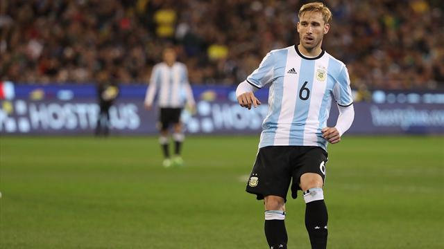 Milan sign midfielder Biglia on three-year deal