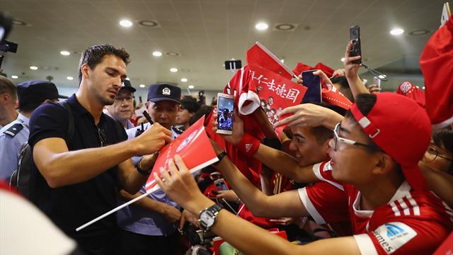 Kreischalarm in Shanghai: Bayern-Stars begeistert empfangen Kreischalarm in Shanghai: Bayern-Stars begeistert empfangen