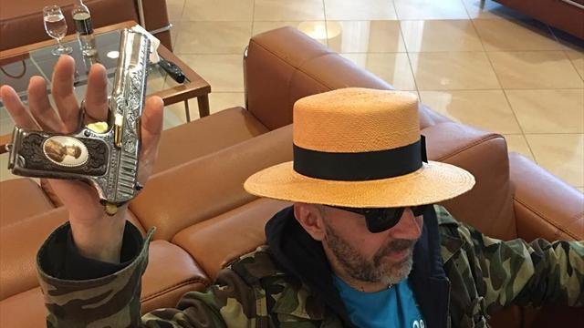 «Зенит» опубликовал фотку Шнура в шляпе со стволом и призвал переходить по ссылке в интернет-магазин