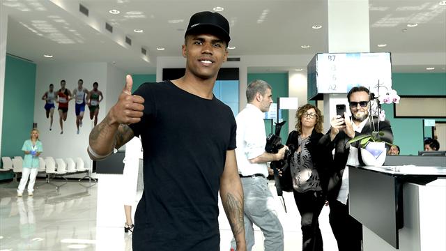Douglas Costa: "Aiuterò la Juve a vincere la Champions, Higuain? Con me può segnare 40 gol" Douglas Costa: "Aiuterò la Juve a vincere la Champions, Higuain? Con me può segnare 40 gol"