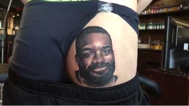 Il perd un pari sur Twitter et se tatoue le visage de Lacazette sur les fesses