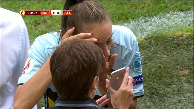 Un smartphone sert à tout… même remettre ses lentilles en plein match