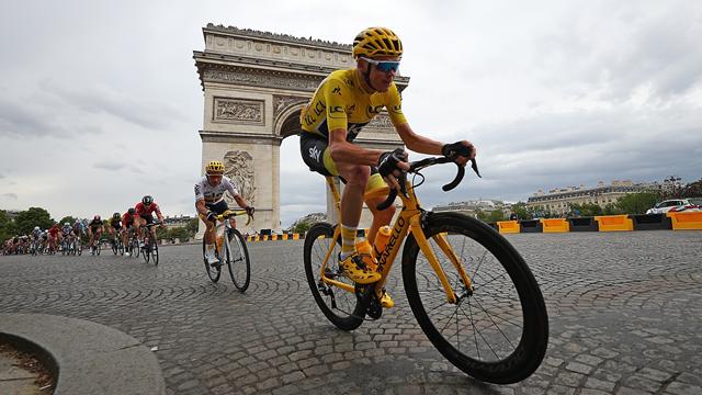 I momenti chiave della 21^a tappa: i brindisi di Froome, la gioia di Groenewegen I momenti chiave della 21^a tappa: i brindisi di Froome, la gioia di Groenewegen