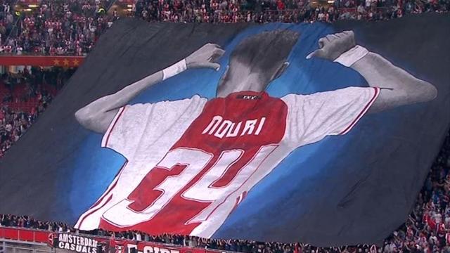 Tifo XXL et applaudissements : le bel hommage de l’ArenA d’Amsterdam à Nouri en vidéo