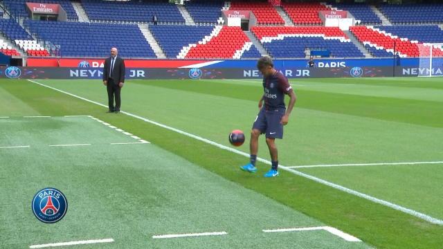 Les premiers jongles de Neymar au Parc des Princes