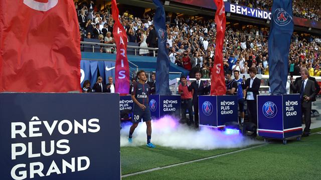 Du Parc des Princes à la Tour Eiffel, les 24 heures premières heures parisiennes de Neymar Du Parc des Princes à la Tour Eiffel, les 24 heures premières heures parisiennes de Neymar