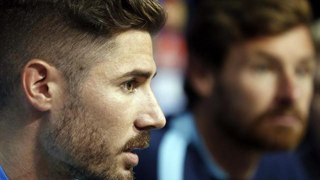 El centrocampista Javi García llegó a Sevilla para cerrar su contratación