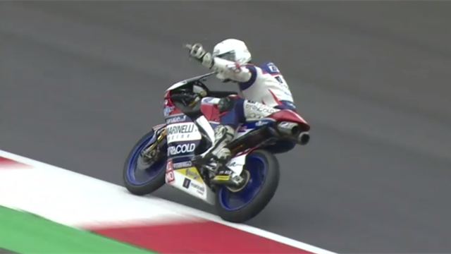 Doigt d'honneur et explication musclée : Fenati furieux contre Di Giannantonio ! Doigt d'honneur et explication musclée : Fenati furieux contre Di Giannantonio !