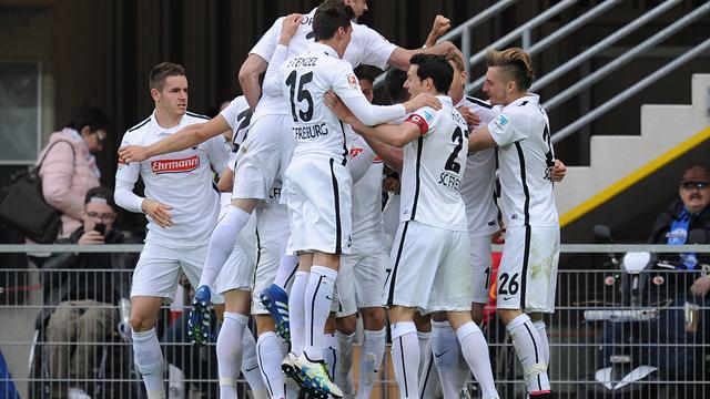 Nils Petersen gewinnt Familien-Duell: Freiburg siegt in Halberstadt
