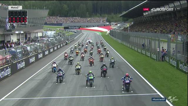 Moto2: Massensturz in Kurve eins Moto2: Massensturz in Kurve eins