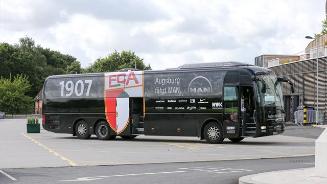 "Wessis jagen": Augsburg-Bus vor Pokalspiel in Magdeburg beschmiert