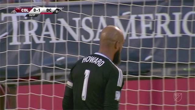 Autogol clamoroso! Ma a cosa stavano pensando portiere e difensore? Autogol clamoroso! Ma a cosa stavano pensando portiere e difensore?