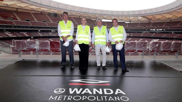 Cifuentes visita las obras "a contrarreloj" del Wanda Metropolitano