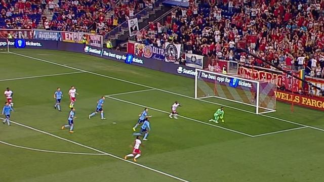 Moralez illude il City ma Veron pareggia dal dischetto: il derby di New York finisce 1-1 Moralez illude il City ma Veron pareggia dal dischetto: il derby di New York finisce 1-1