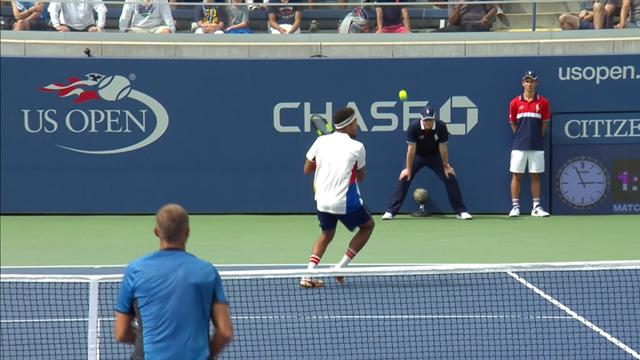 Tsonga régale avec un joli passing de revers… à une main s’il vous plaît