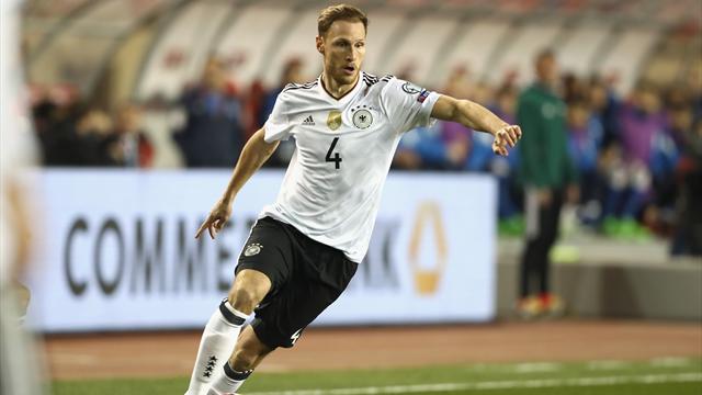 Juventus sign Schalke's Benedikt Howedes with option to buy