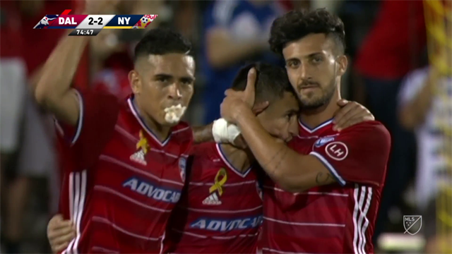 MLS: Marca el gol del empate y le firma la camiseta a una fan en pleno partido MLS: Marca el gol del empate y le firma la camiseta a una fan en pleno partido