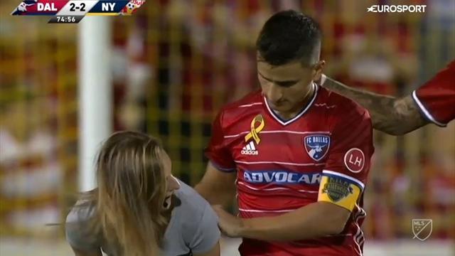 MLS-Flitzerin holt sich Autogramm und verschwindet wieder MLS-Flitzerin holt sich Autogramm und verschwindet wieder