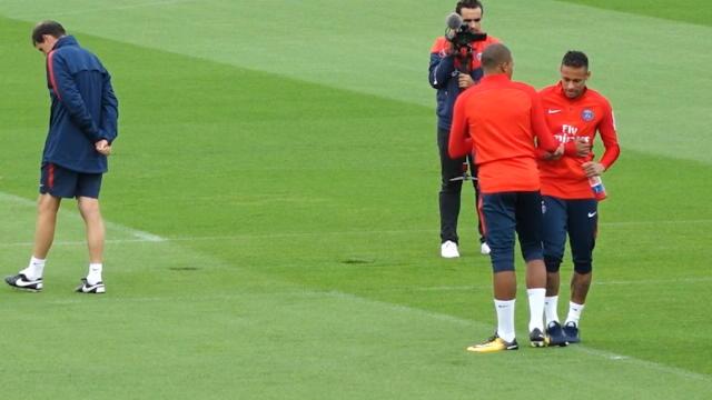 Mbappé et Neymar complices dès leur premier entraînement au PSG Mbappé et Neymar complices dès leur premier entraînement au PSG