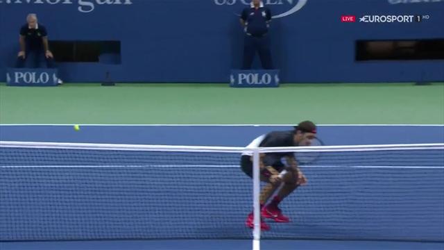 Spektakulärer Schlag: Federer duckt sich gerade noch weg Spektakulärer Schlag: Federer duckt sich gerade noch weg