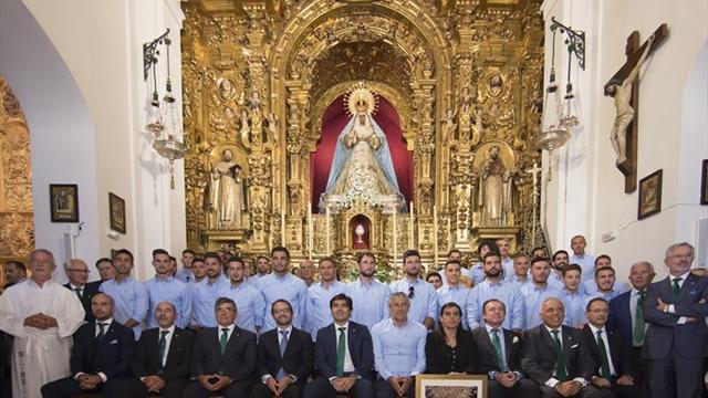 El Betis hace ofrenda a la Esperanza de Triana en el aniversario I de la Copa del Rey