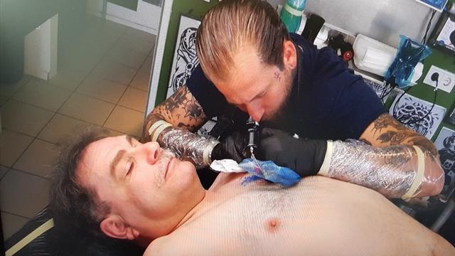 Wette eingelöst: Fan lässt sich HSV-Raute auf die Brust tätowieren Wette eingelöst: Fan lässt sich HSV-Raute auf die Brust tätowieren