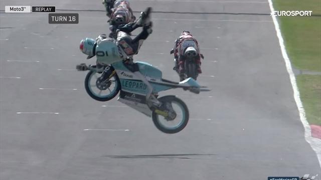 Spektakulärer Sturz: Moto3-Pilot wird in die Luft geschleudert Spektakulärer Sturz: Moto3-Pilot wird in die Luft geschleudert