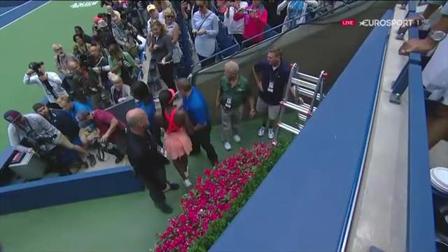 Sloane Stephens sale in tribuna ad abbracciare il suo staff Sloane Stephens sale in tribuna ad abbracciare il suo staff