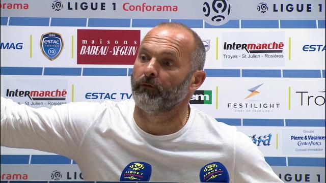 "Ils vont remettre les jardiniers sur les ronds-points" : Dupraz s'en prend à la pelouse du Stadium "Ils vont remettre les jardiniers sur les ronds-points" : Dupraz s'en prend à la pelouse du Stadium