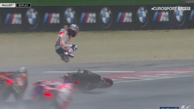 Fliegender Spanier: Pedrosa schwebt über seiner Maschine Fliegender Spanier: Pedrosa schwebt über seiner Maschine