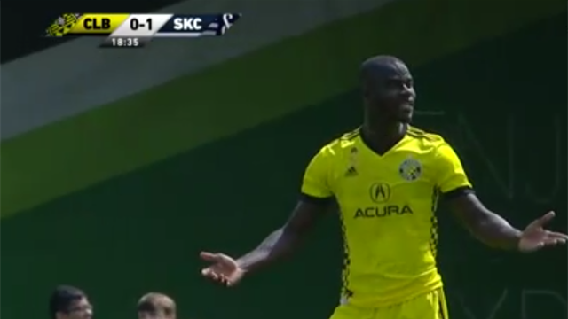 Was für ein Schnitzer: Mensah landet auf dem Hosenboden - Kansas City feiert Was für ein Schnitzer: Mensah landet auf dem Hosenboden - Kansas City feiert