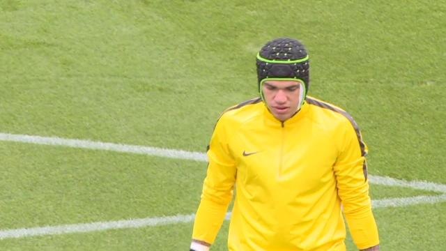 Bien amoché par Mané, Ederson s'entraîne désormais avec un casque Bien amoché par Mané, Ederson s'entraîne désormais avec un casque