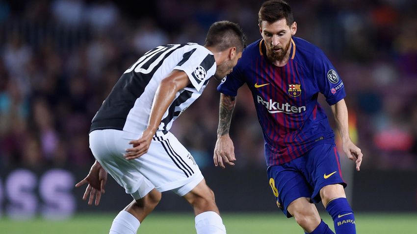 Rodrigo Bentancur alle prese con Leo Messi in Barcellona-Juventus, Champions League 2017/18