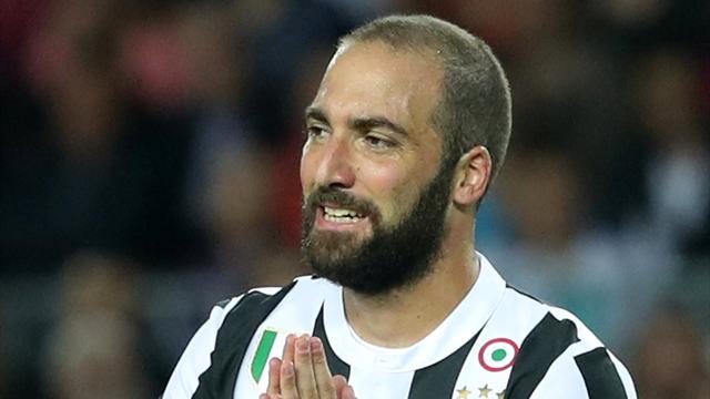 Higuain e un'altra serataccia europea: brutta partita e dito medio ai tifosi del Barcellona