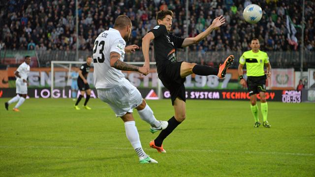 Venezia in 10 per 25 minuti ma lo 0-0 con lo Spezia regge fino alla fine