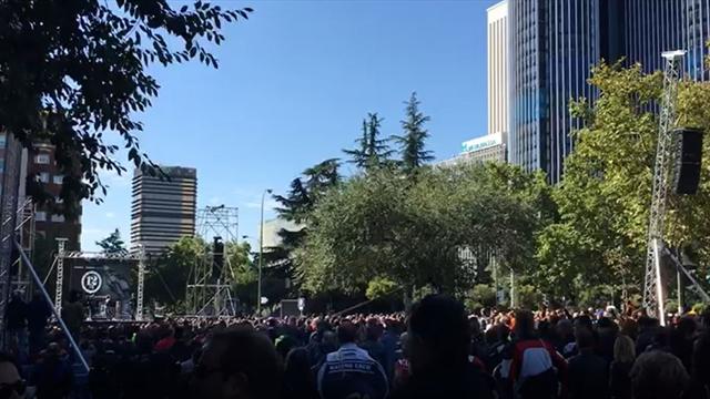 El emocionante homenaje de los moteros a Ángel Nieto en el Bernabéu El emocionante homenaje de los moteros a Ángel Nieto en el Bernabéu