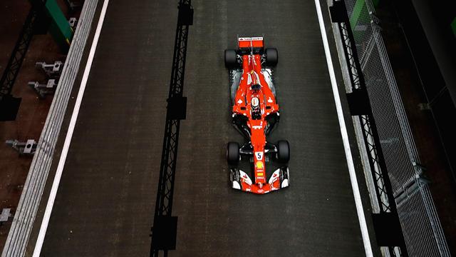 En pole position, Vettel en met un coup au moral d'Hamilton