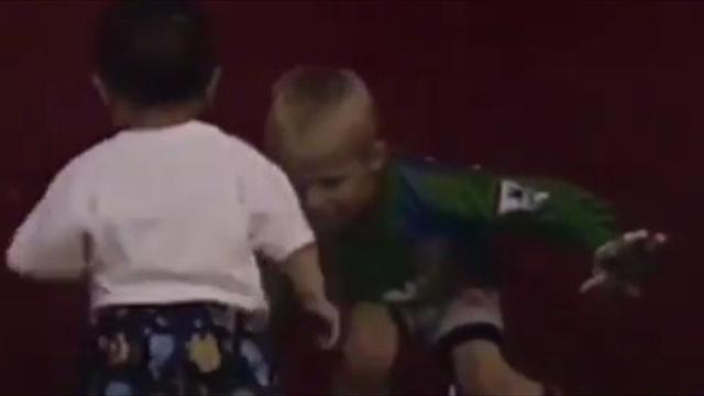 Милейшее видео 1994 года с мелкими Инсом и Шмейхелем, которые теперь рубятся друг против друга в АПЛ