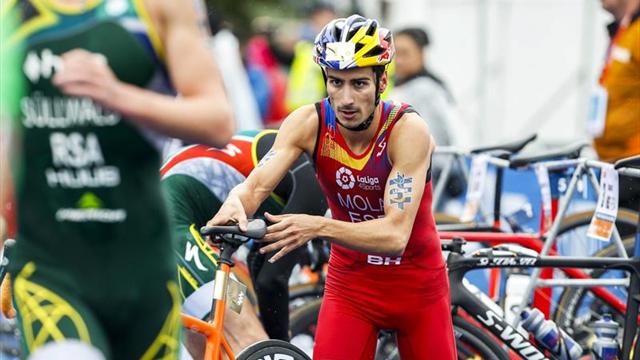Mola repite título en una gloriosa jornada que completó la plata de Gómez Noya