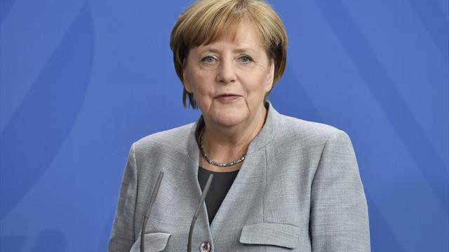 "Man muss aufpassen": Kanzlerin Merkel sorgt sich um den Fußball